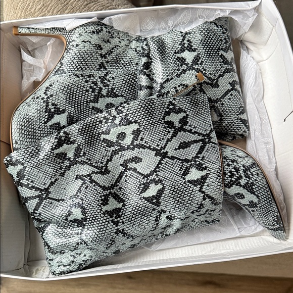 NWB Steve Madden Women's Kimari Boot, Size 6.5 - Picture 4 of 12